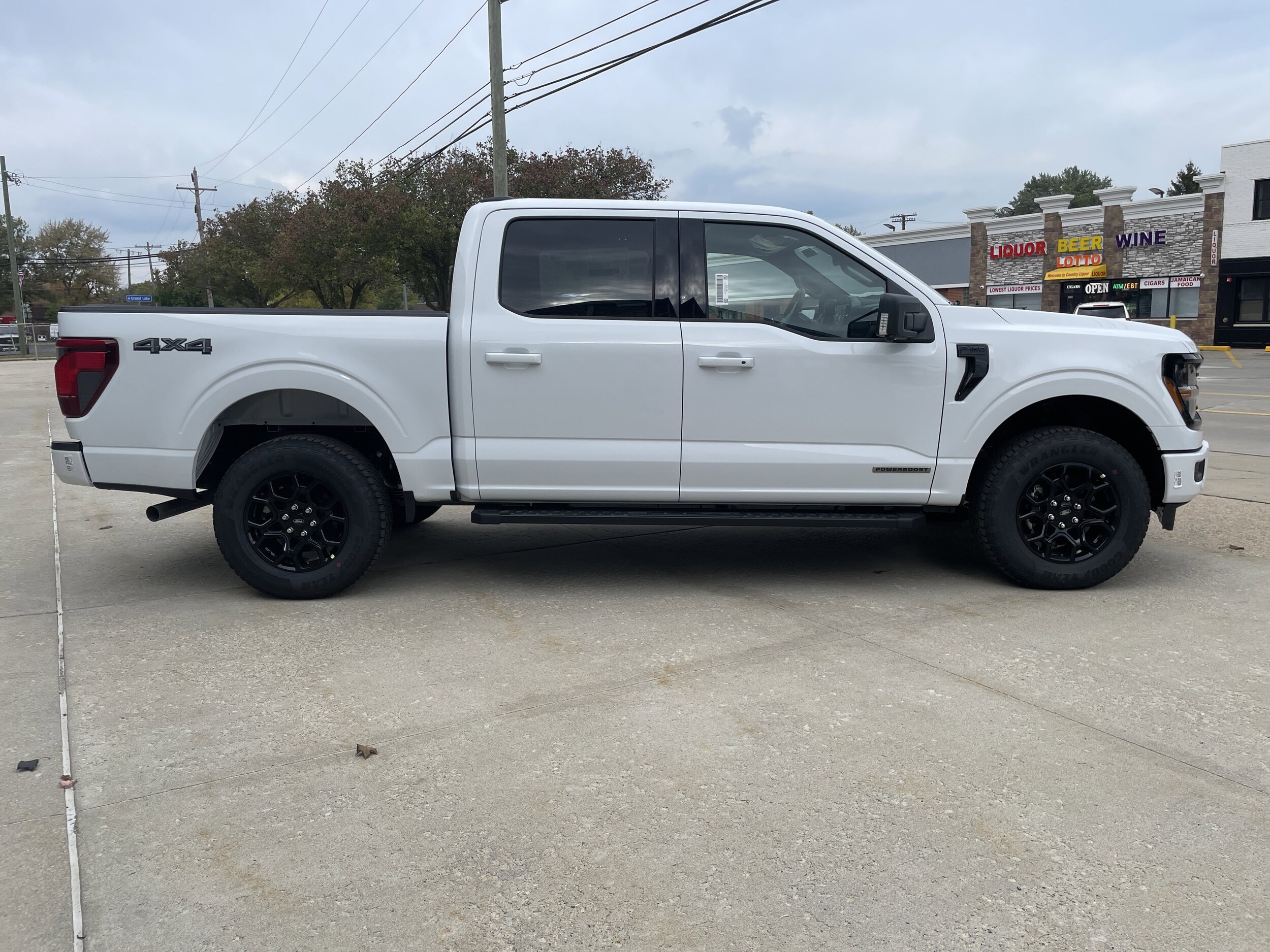 2025 Ford F-150 XLT photo 3