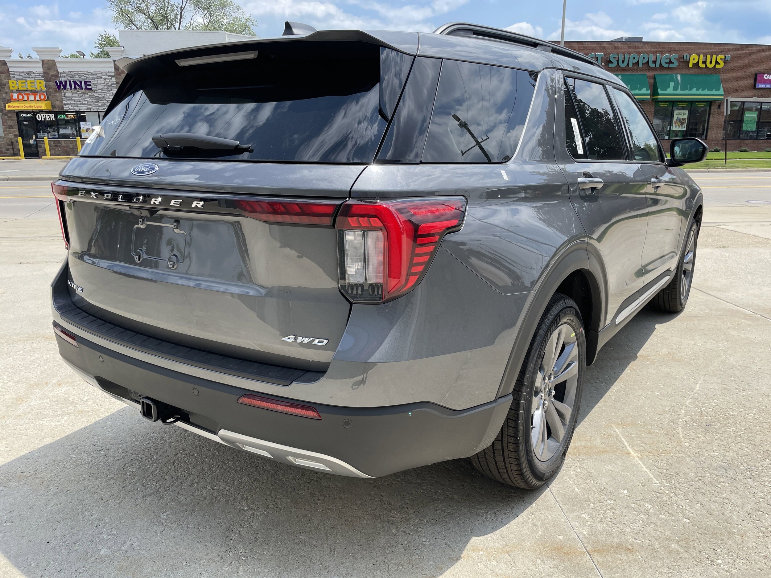 2025 Ford Explorer photo 3
