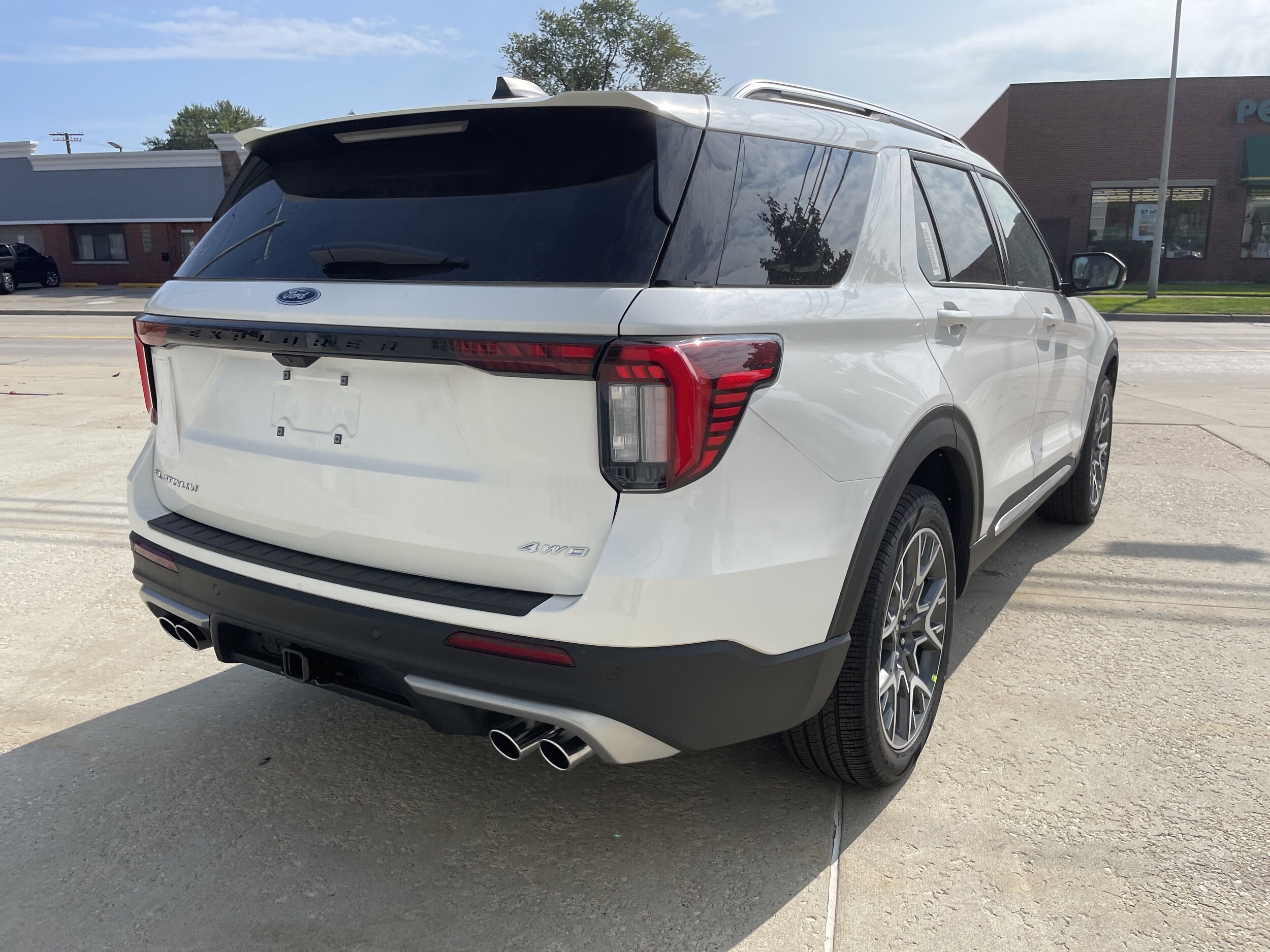 2025 Ford Explorer Platinum photo 3