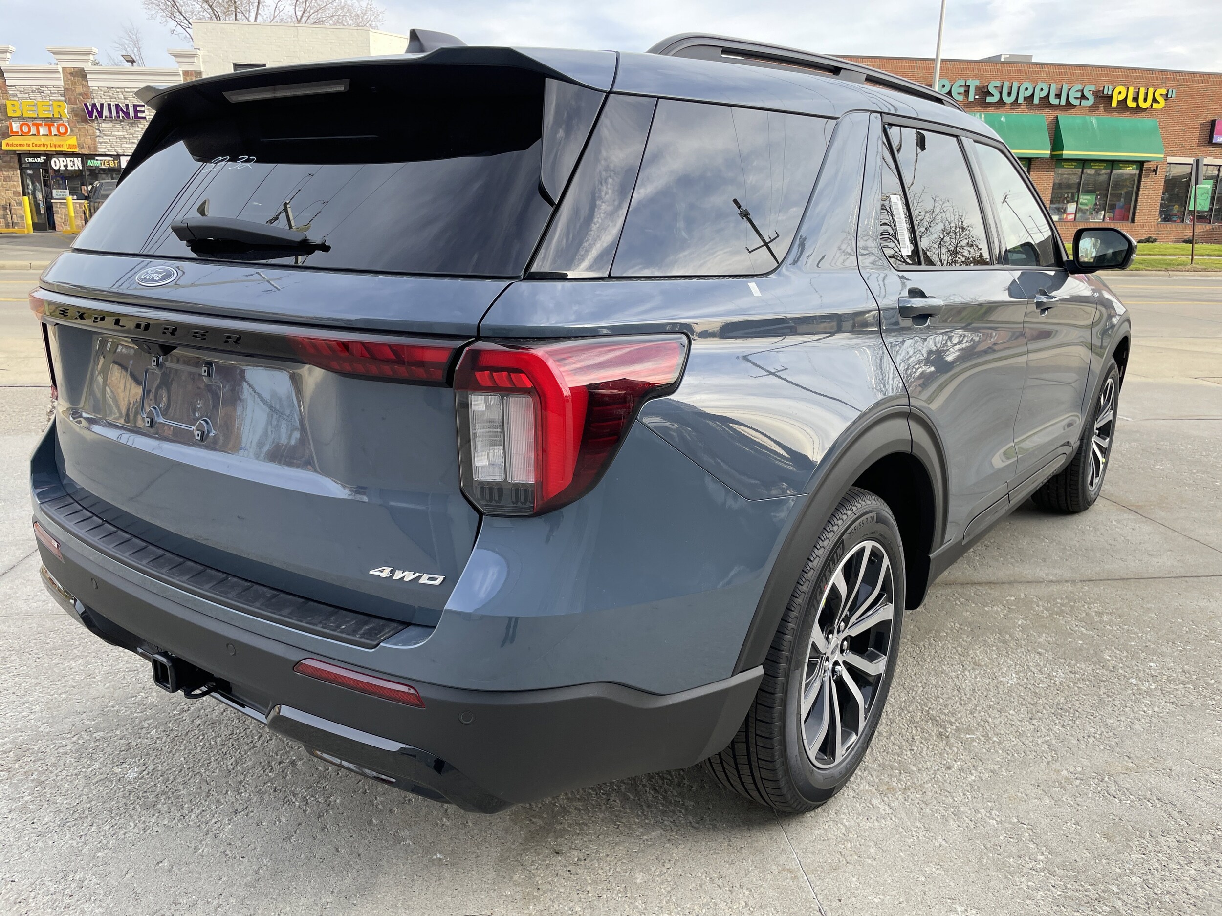 2026 Ford Explorer ST-Line photo 4