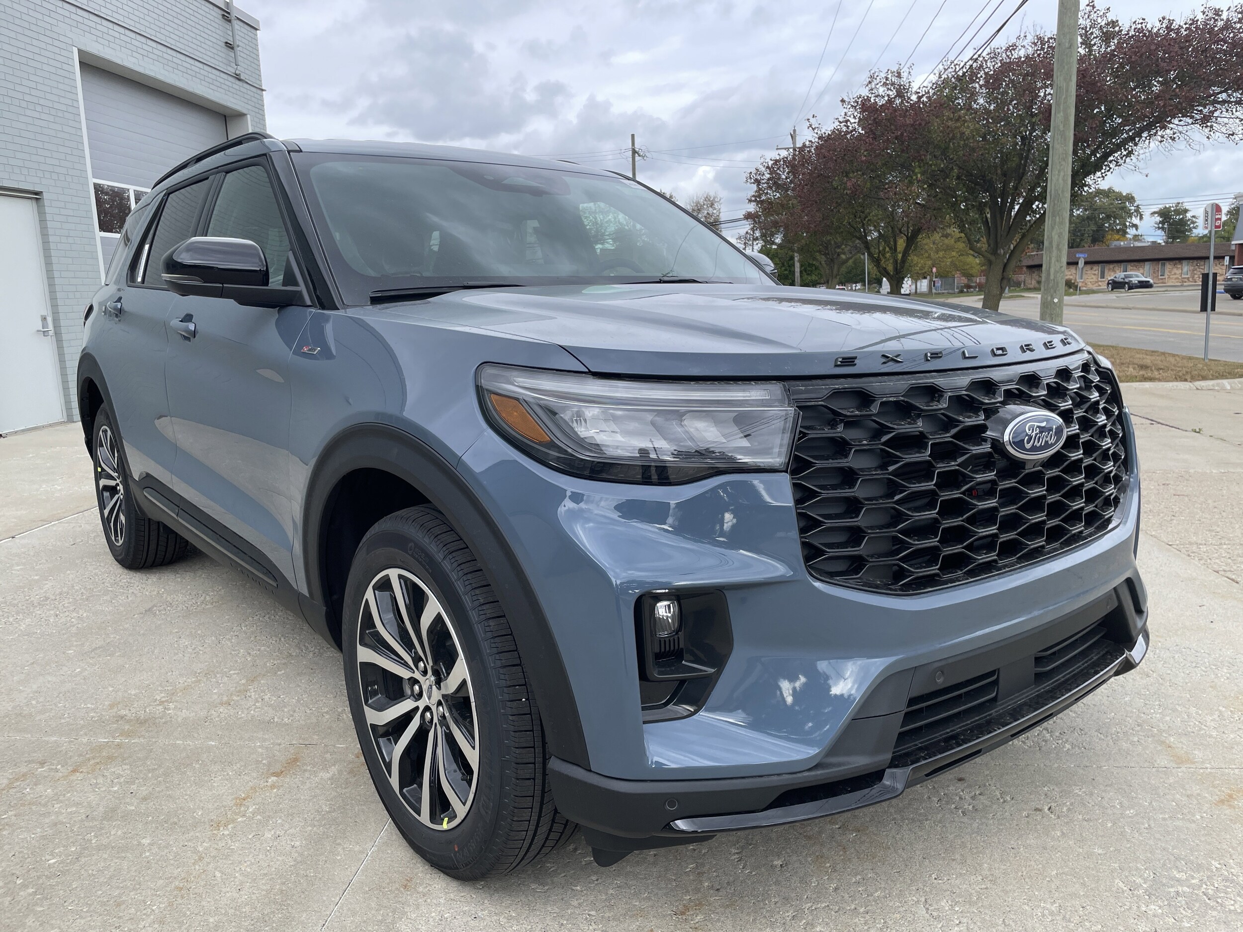 2026 Ford Explorer ST-Line photo 3