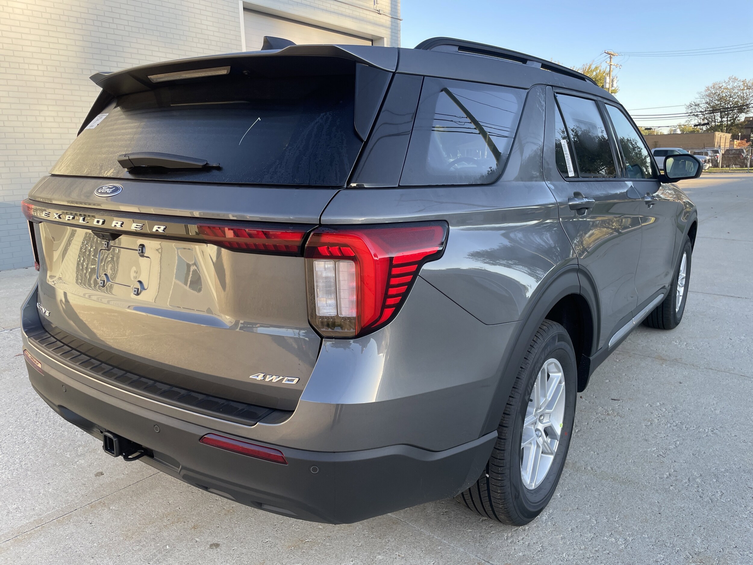 2025 Ford Explorer photo 3