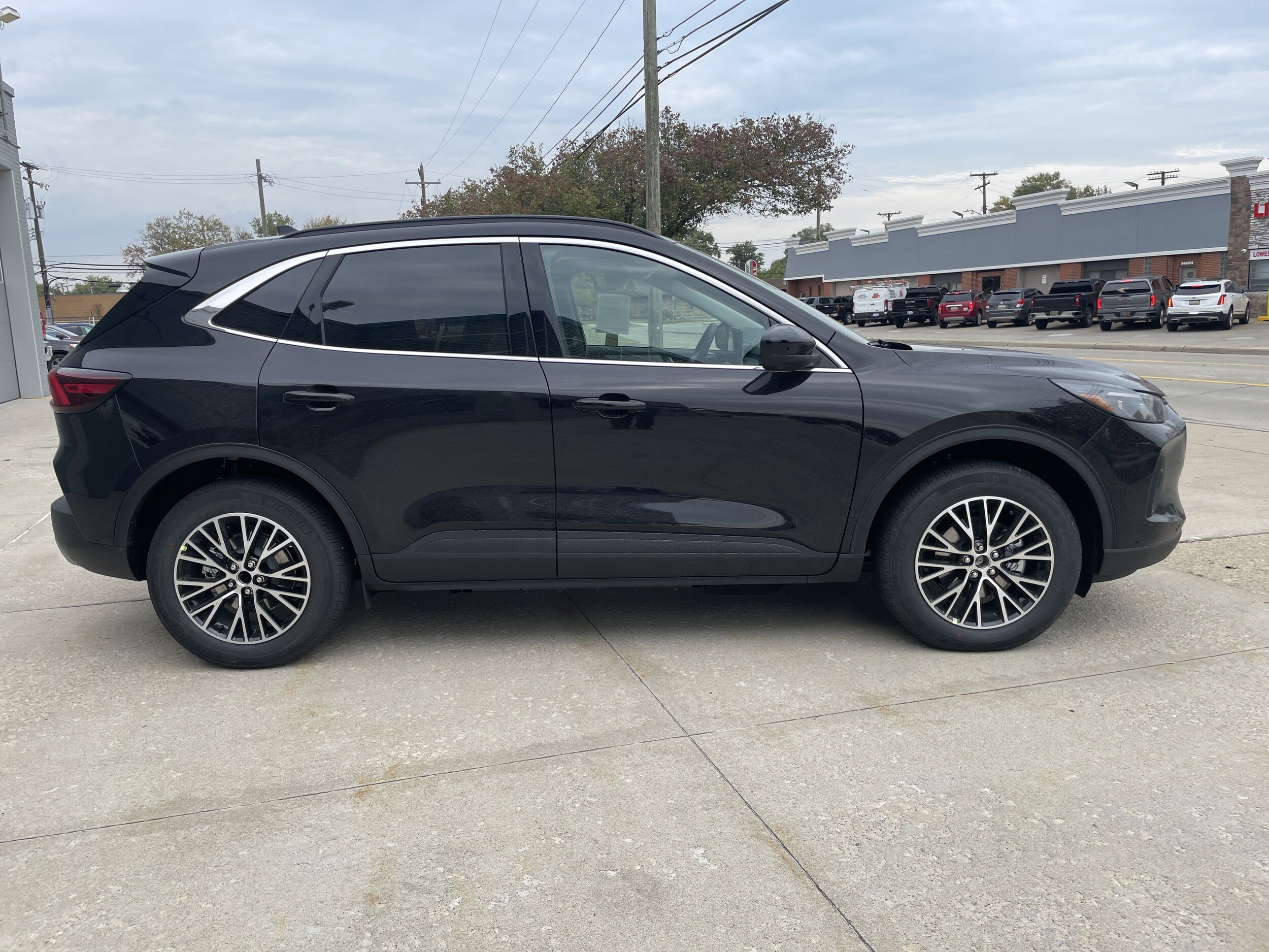 2025 Ford Escape Plug-In Hybrid photo 2