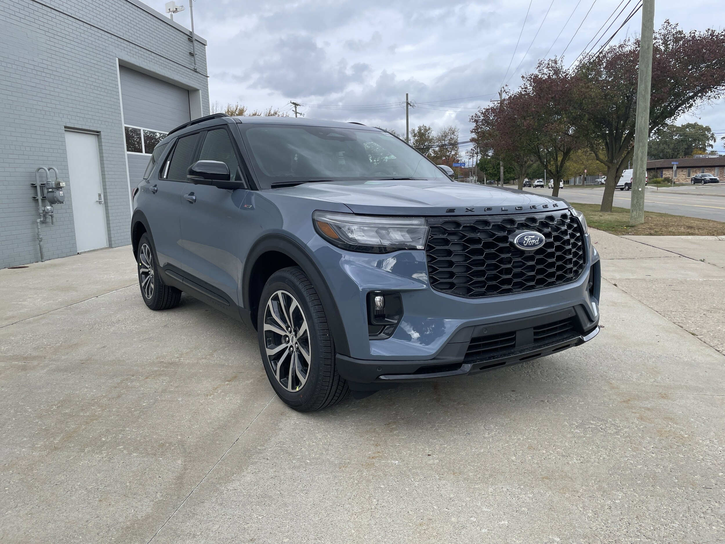 2026 Ford Explorer ST-Line photo 2