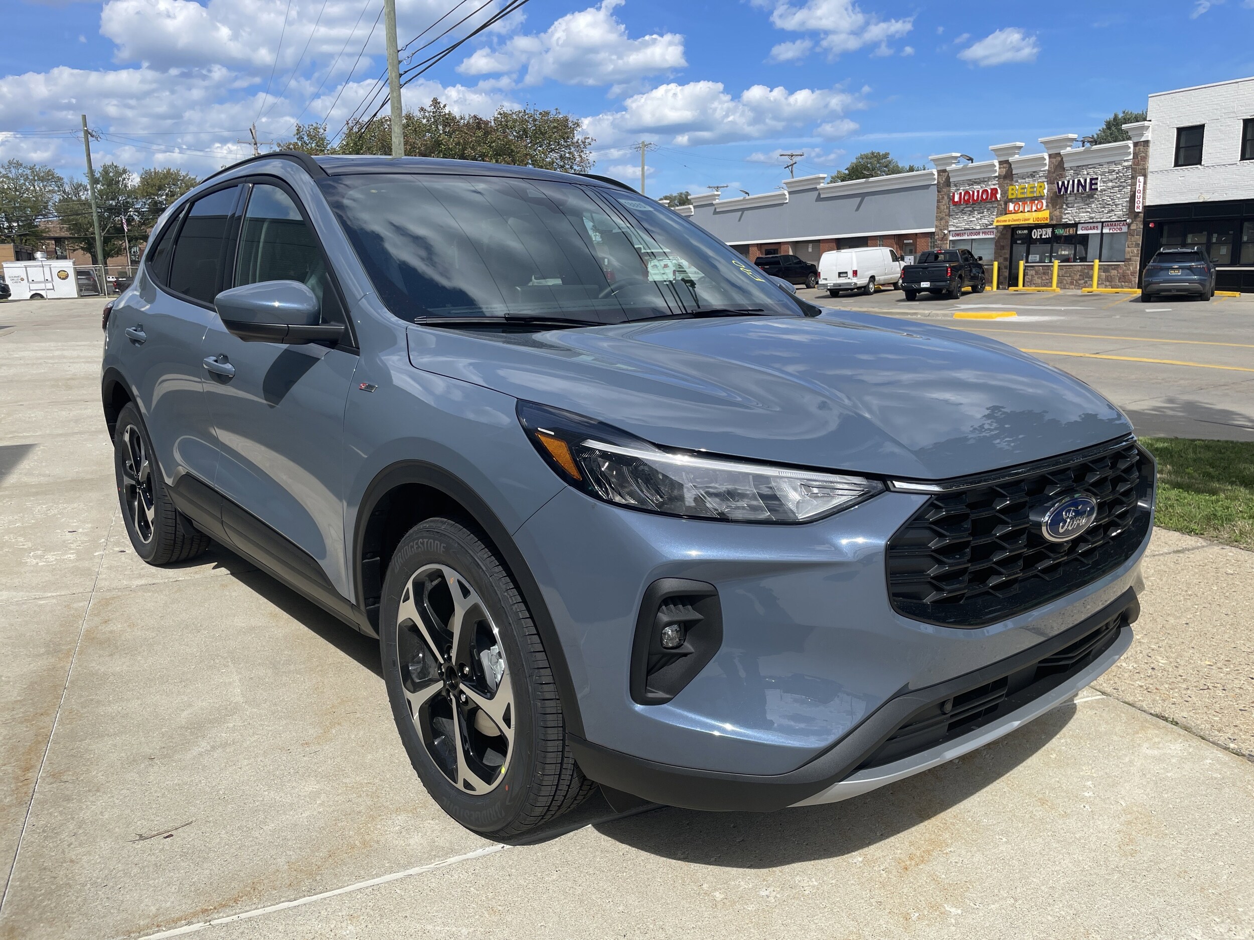 2025 Ford Escape Select ST-Line photo 2