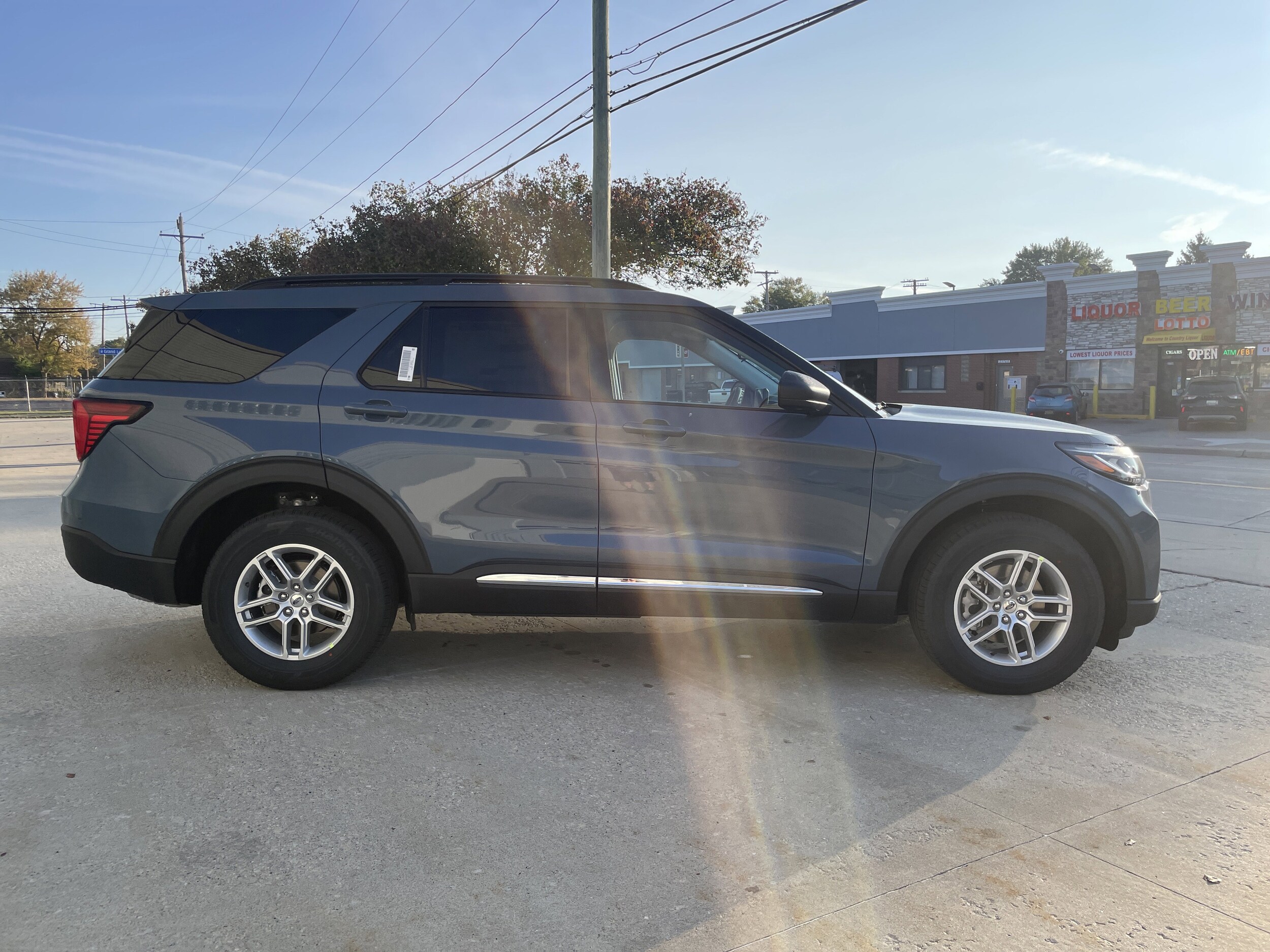 2025 Ford Explorer photo 3