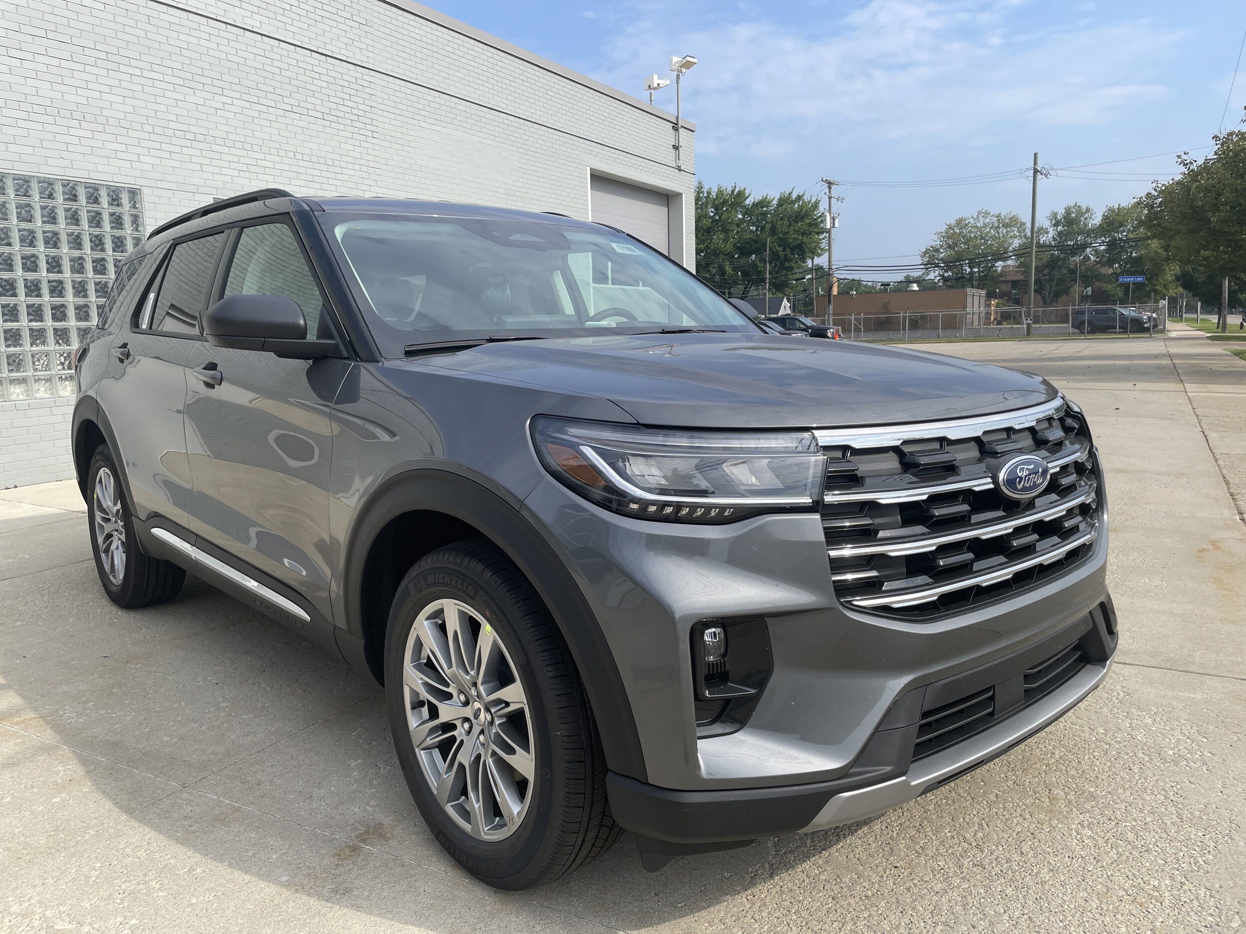 2025 Ford Explorer photo 2