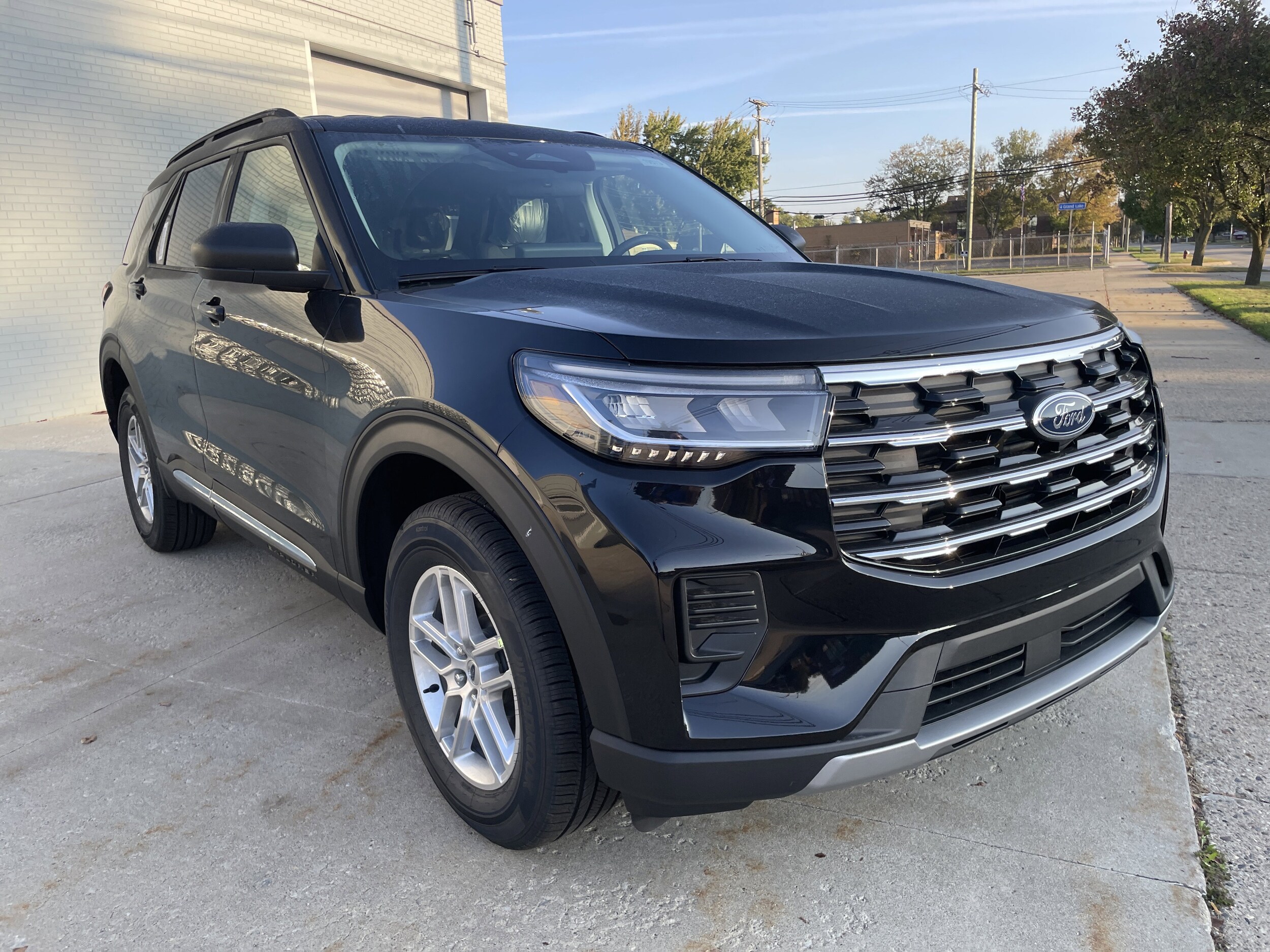 2025 Ford Explorer photo 2