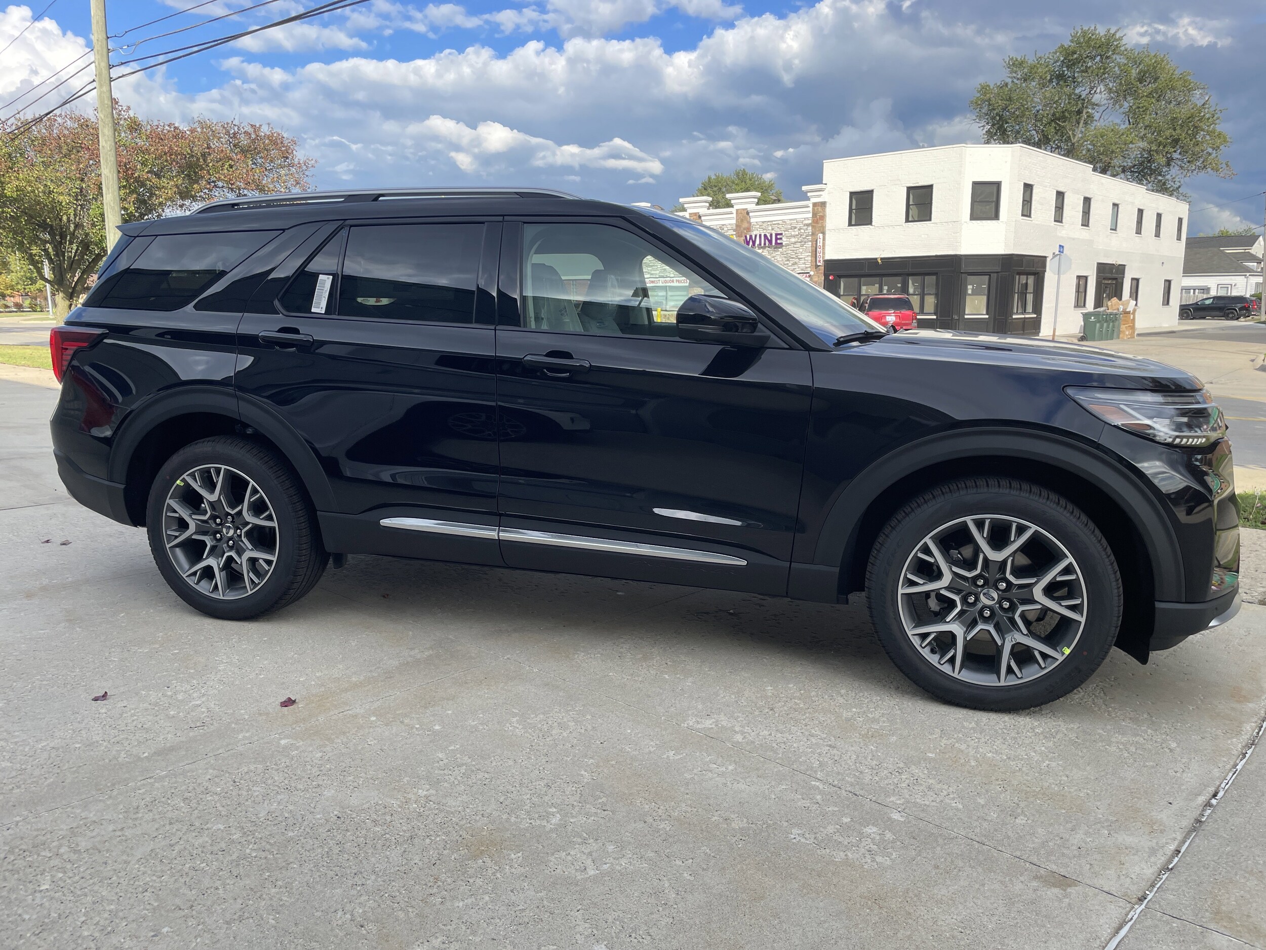 2025 Ford Explorer Platinum photo 2