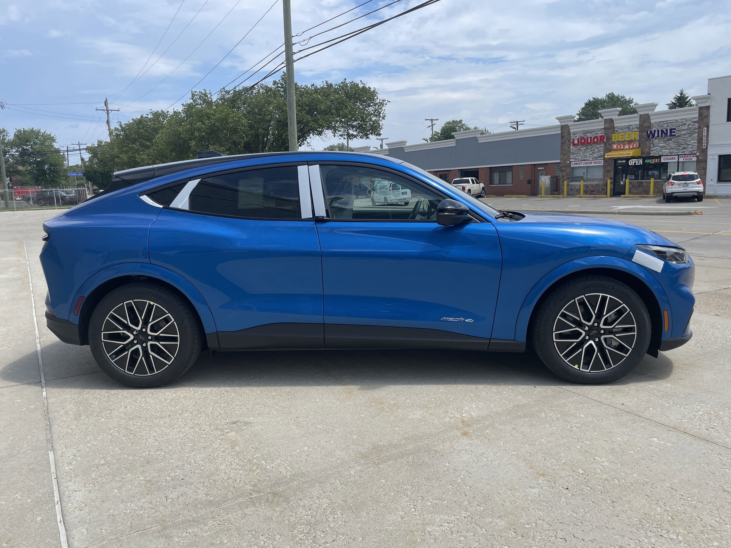 2025 Ford Mustang Mach-E Premium photo 3