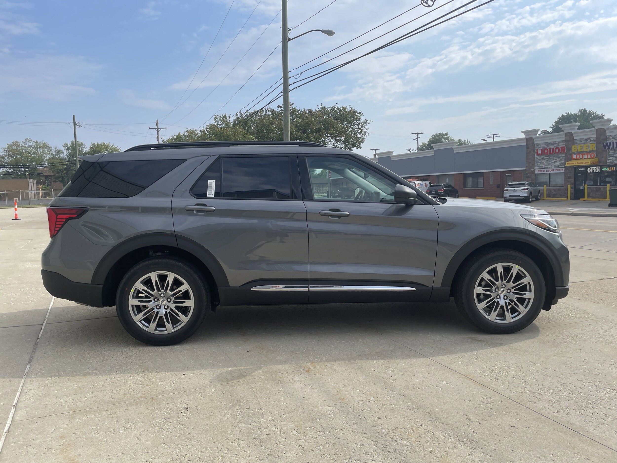 2025 Ford Explorer photo 3