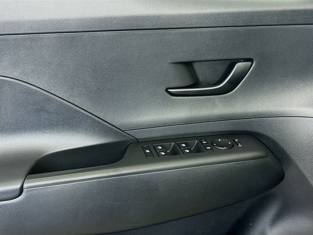 2024 Hyundai Kona SE - Photo 13