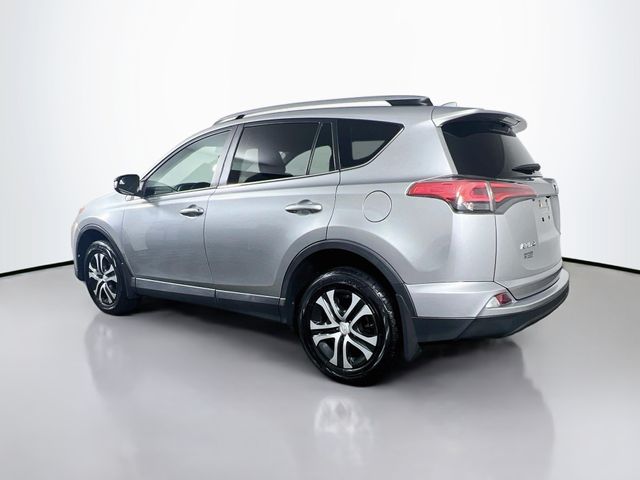 2017 Toyota RAV4 LE - Photo 6