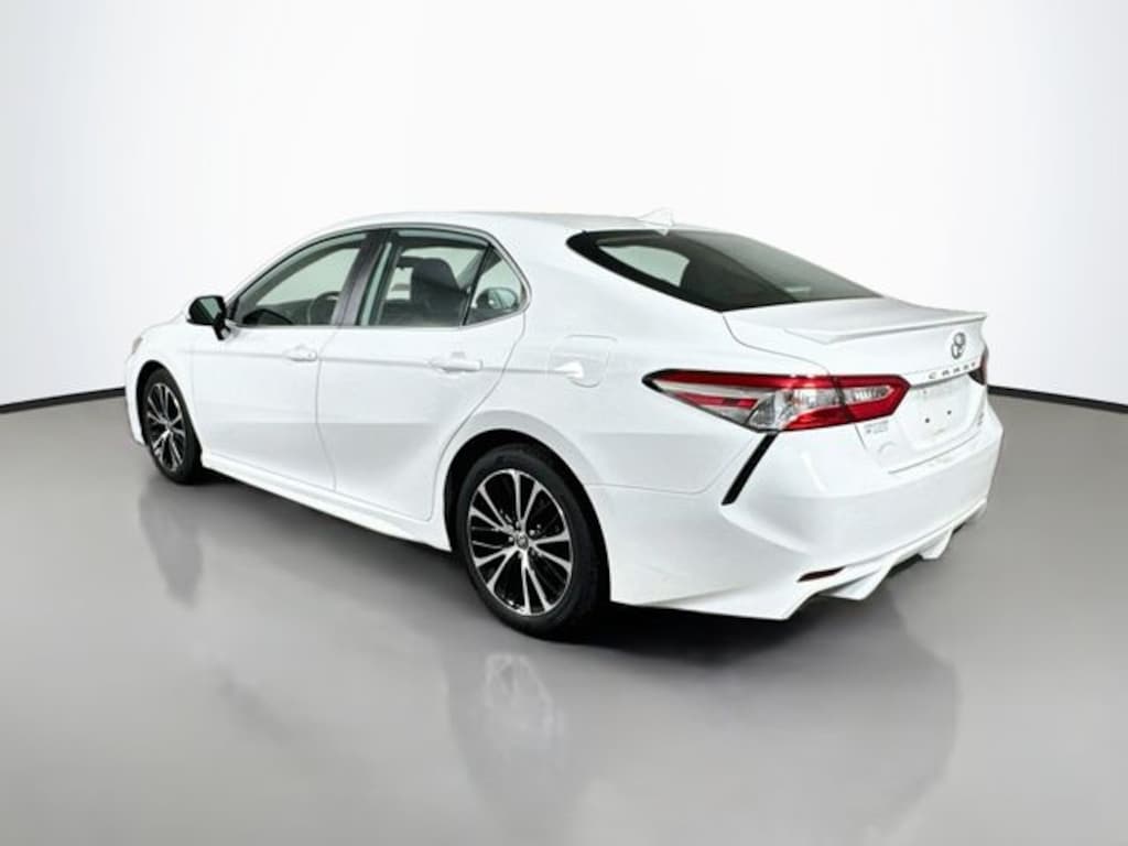 Used 2020 Toyota Camry SE Sedan