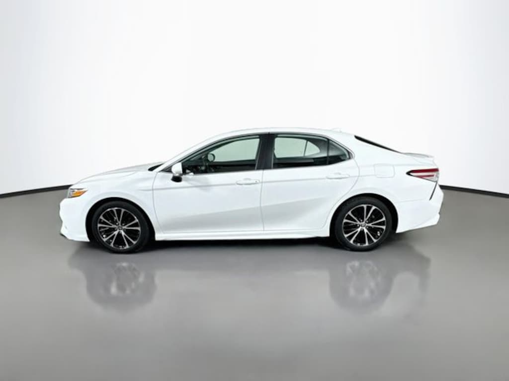 Used 2020 Toyota Camry SE Sedan