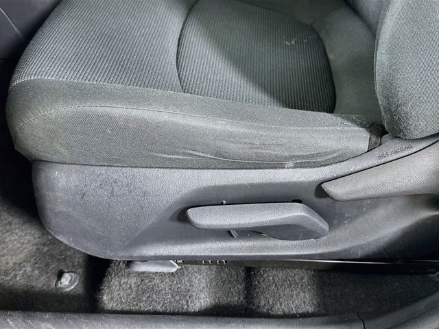 2021 Toyota RAV4 LE - Photo 15