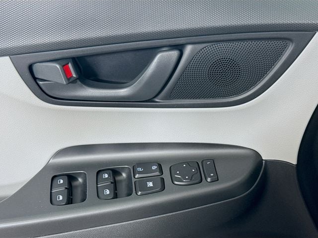 2023 Hyundai Kona SEL - Photo 13