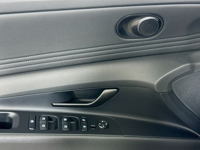 2025 Hyundai Elantra SEL - Photo 13
