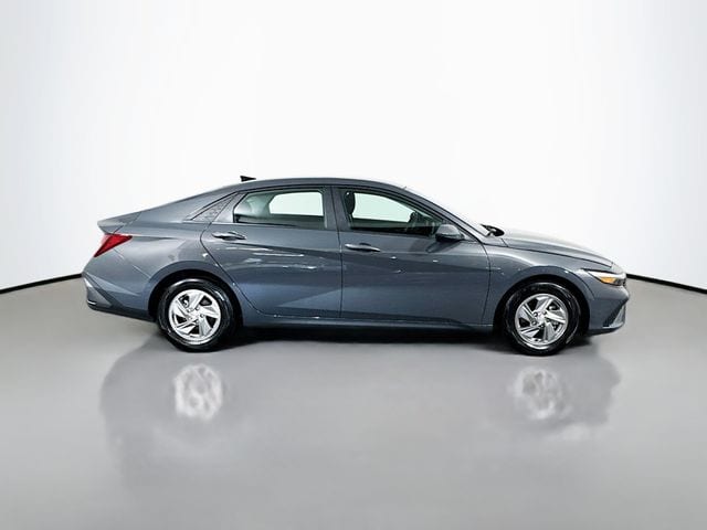 2024 Hyundai Elantra SE - Photo 9