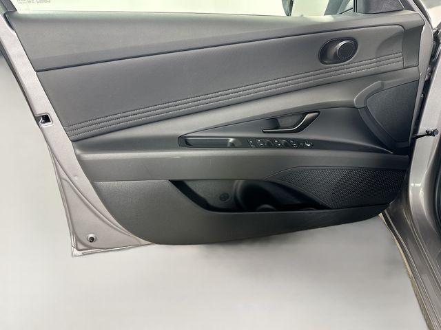 2025 Hyundai Elantra SEL - Photo 12