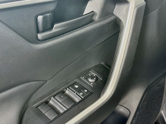 2021 Toyota RAV4 LE - Photo 13