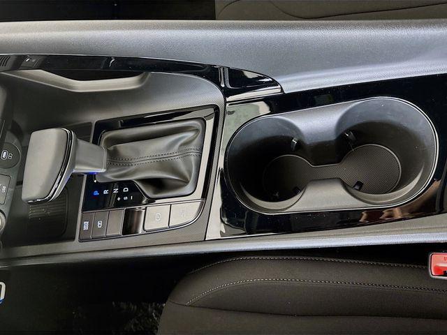 2025 Hyundai Elantra Blue - Photo 17