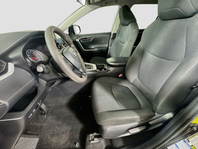 2021 Toyota RAV4 LE - Photo 17