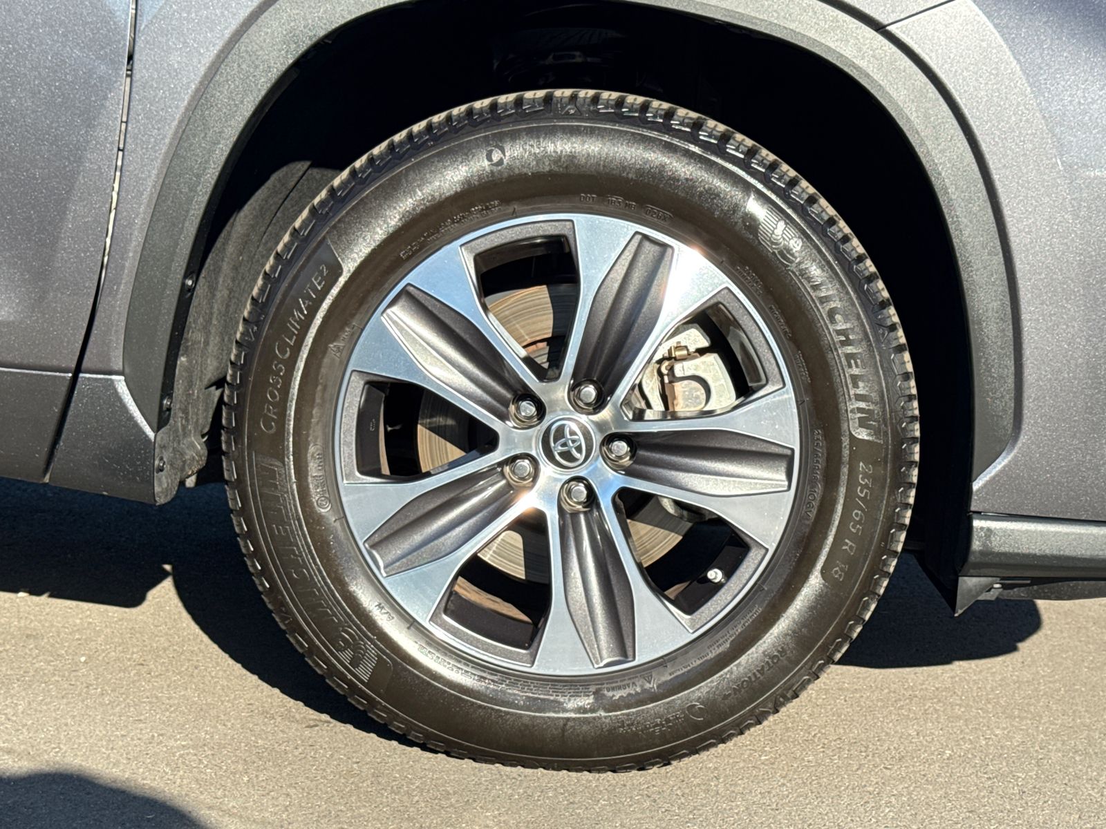 2022 Toyota Highlander XLE photo 3