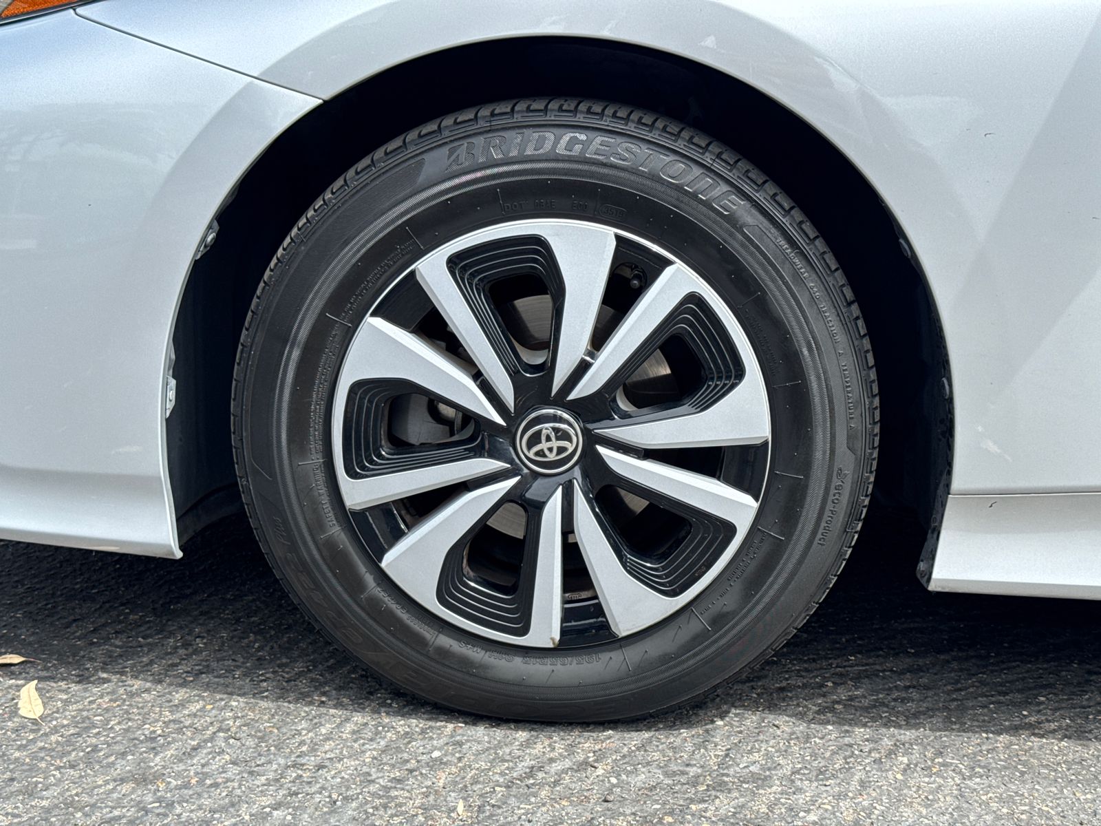 2017 Toyota Prius Prime Plus photo 3