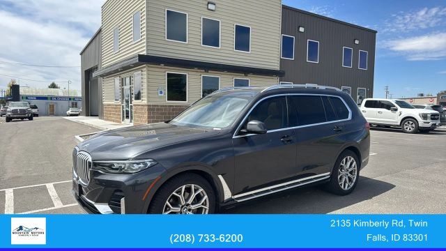 2022 BMW X7's photo