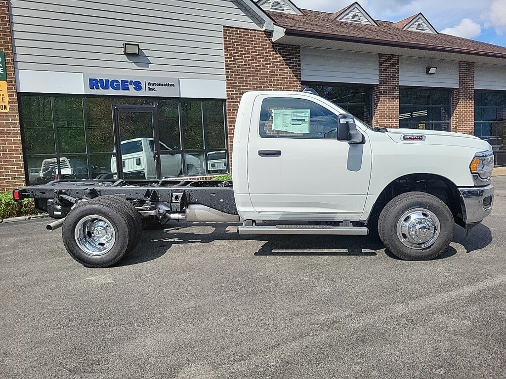 2024 Ram 3500 Tradesman photo 3