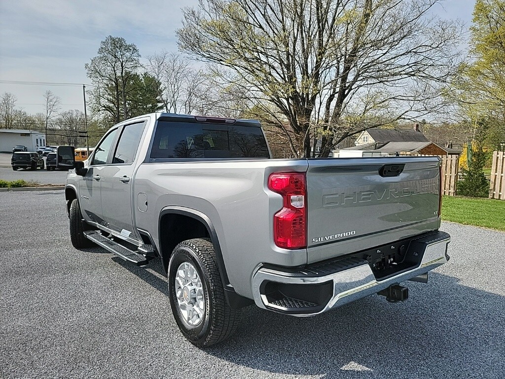 2025 Chevrolet Silverado 2500HD LT photo 2