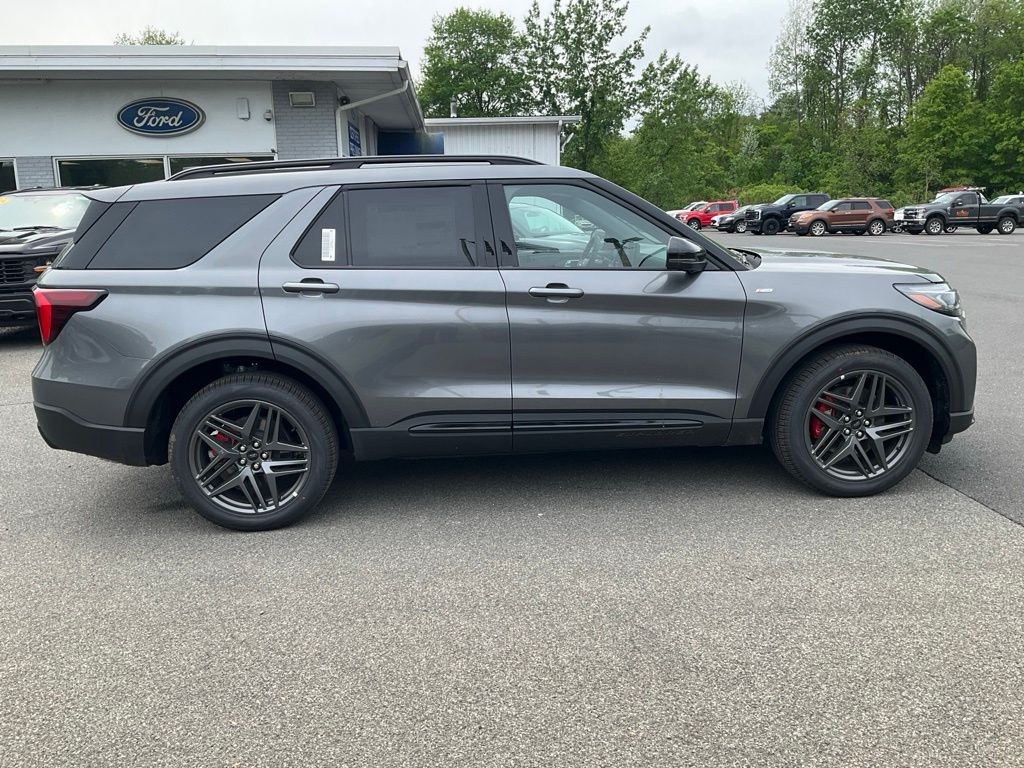 2025 Ford Explorer ST-Line photo 2
