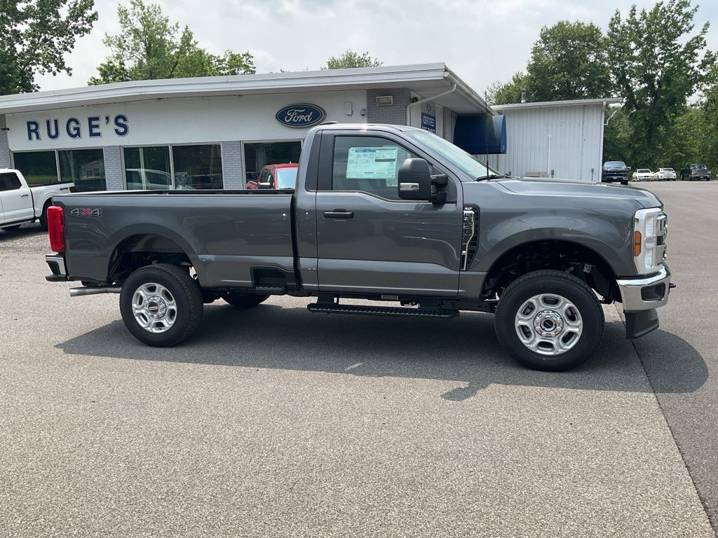 2025 Ford F-350 XLT photo 2