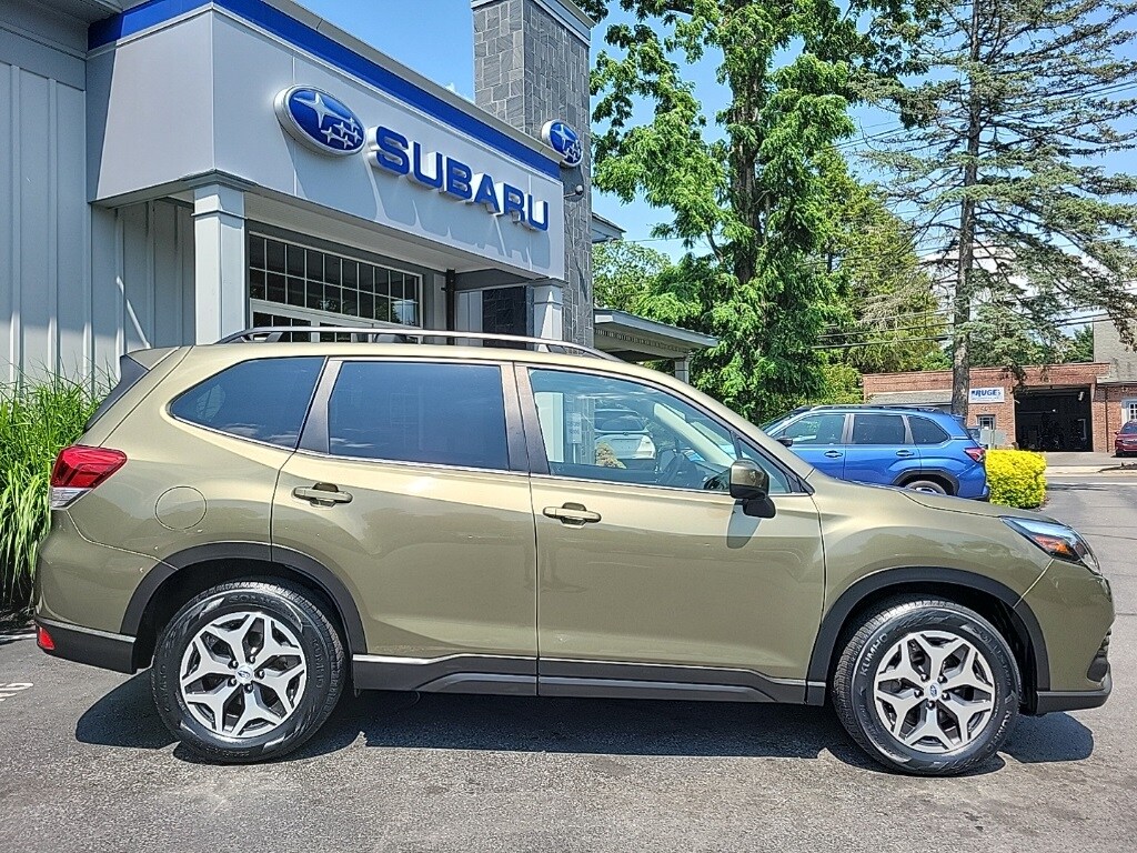 2022 Subaru Forester Premium photo 2