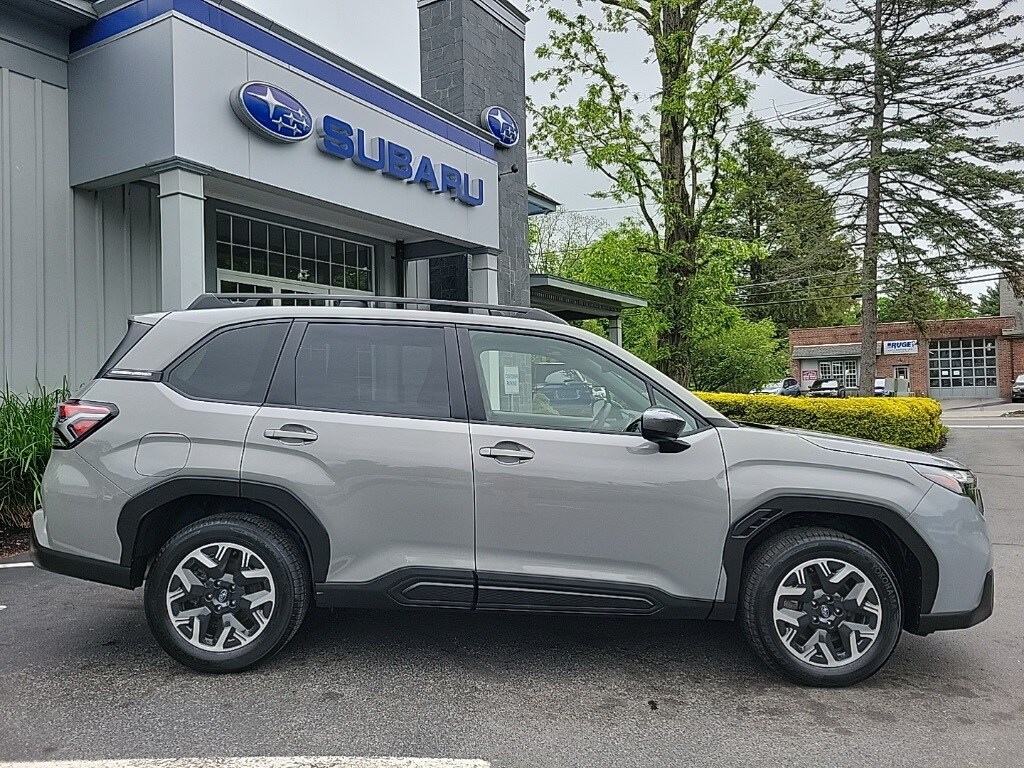 2025 Subaru Forester Premium photo 2