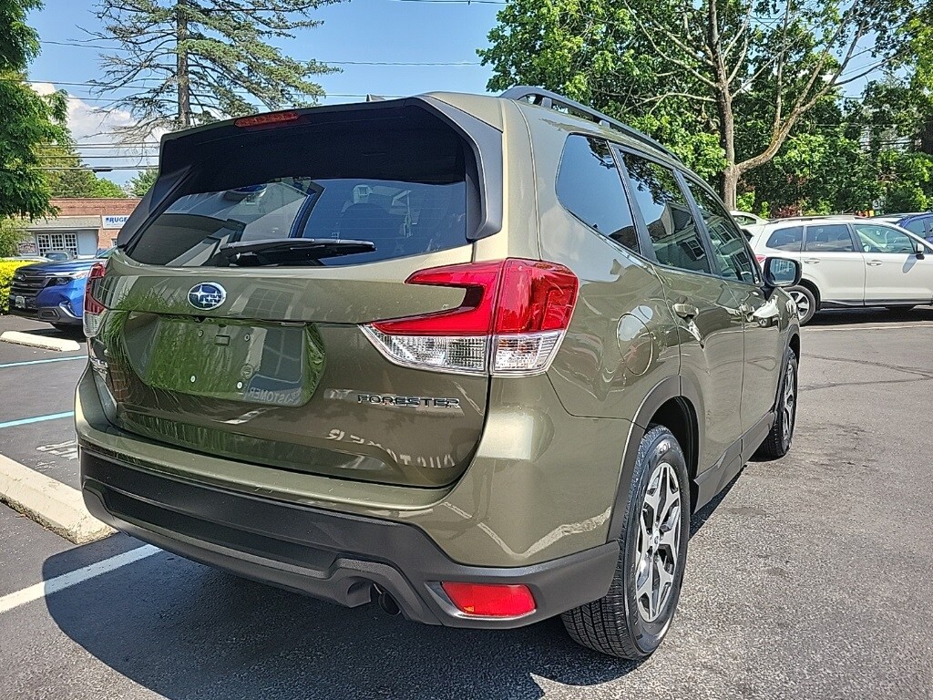 2022 Subaru Forester Premium photo 3