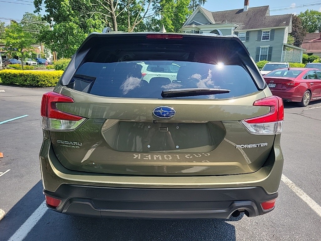 2022 Subaru Forester Premium photo 4
