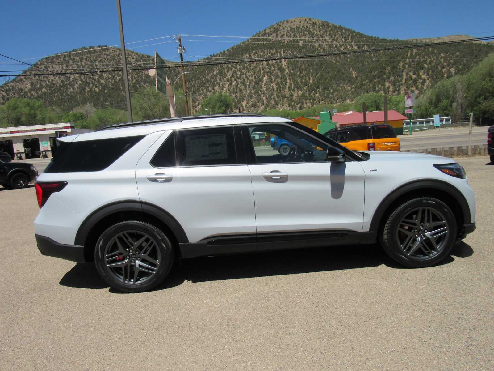 2026 Ford Explorer ST-Line - Photo 6