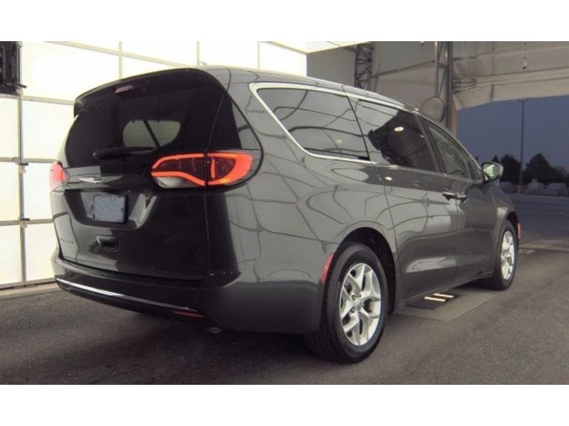 2017 Chrysler Pacifica Touring Plus photo 3