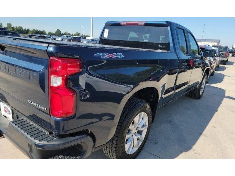 2020 Chevrolet Silverado 1500 Custom photo 3