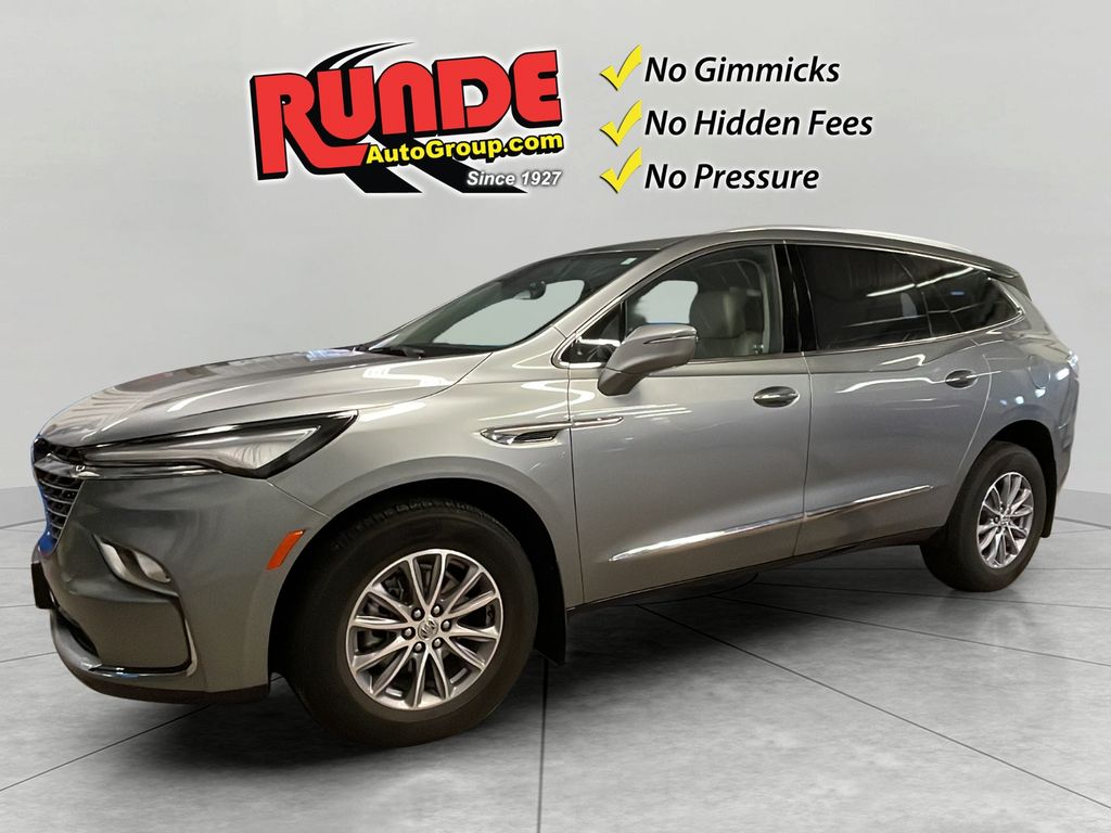2023 Buick Enclave Essence's photo