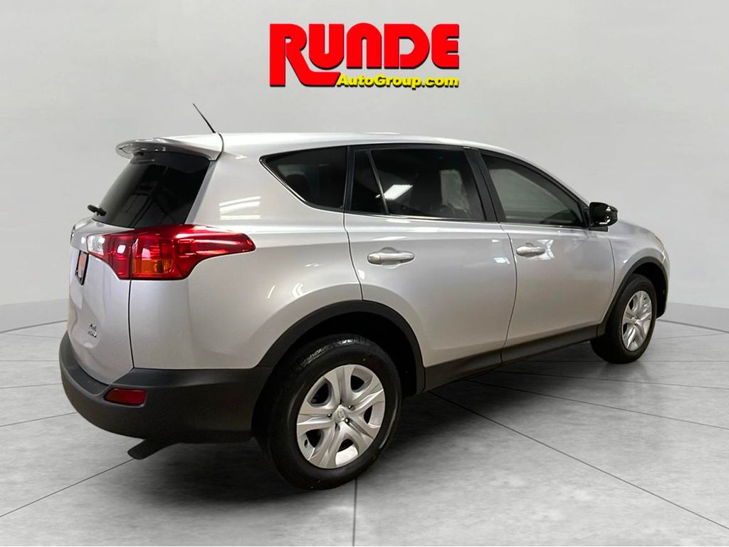 2015 Toyota RAV4 LE photo 4