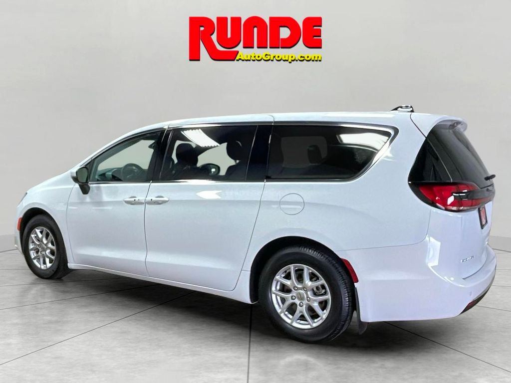 2023 Chrysler Pacifica Touring photo 3