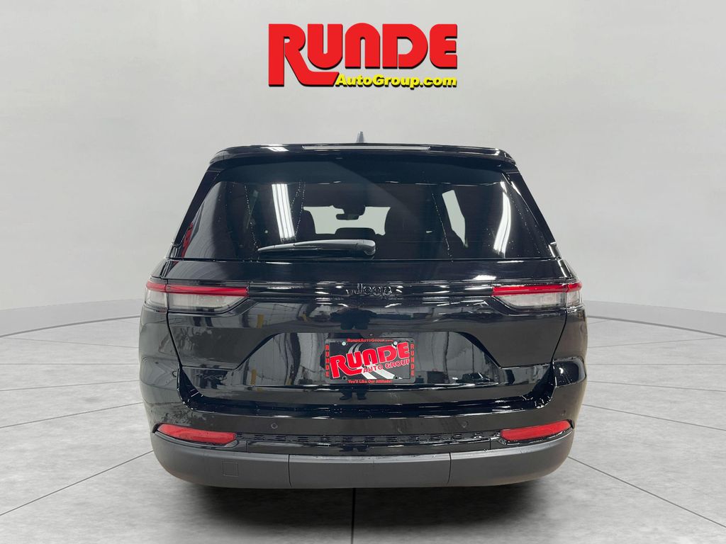 2025 Jeep Grand Cherokee Altitude photo 4