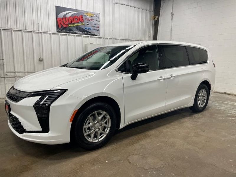 2027 Chrysler Pacifica Select's photo