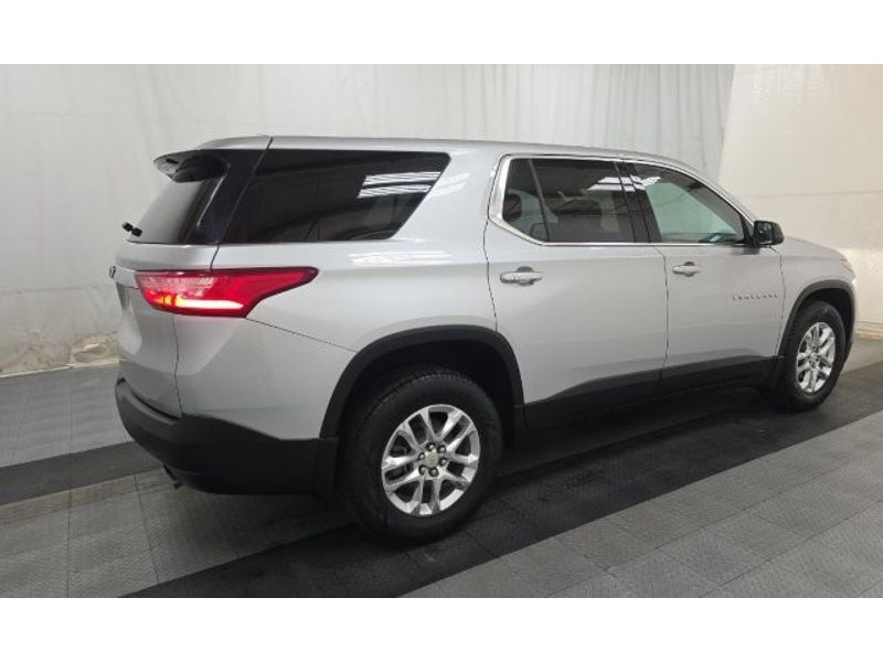 2021 Chevrolet Traverse LS photo 3