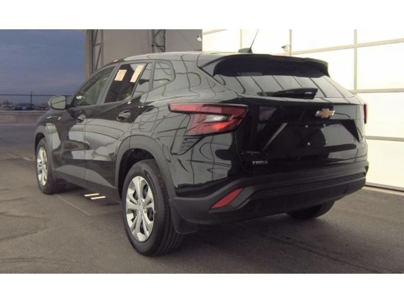 2025 Chevrolet Trax LS photo 4