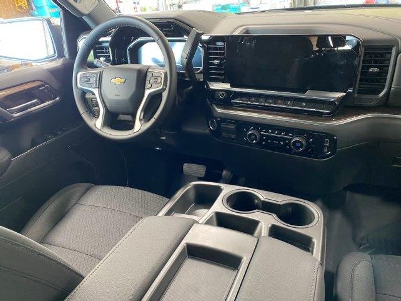 2022 Chevrolet Silverado 1500 LT photo 3
