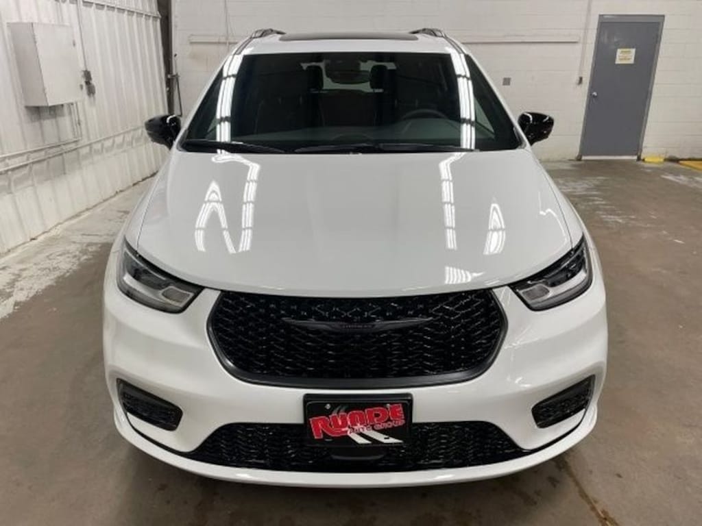 New 2026 Chrysler Pacifica LIMITED AWD Passenger Van